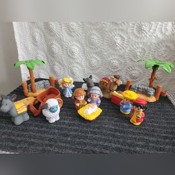 Fisher Price Little People Nativity Set 16pc with Stable - Picture 5 of 17